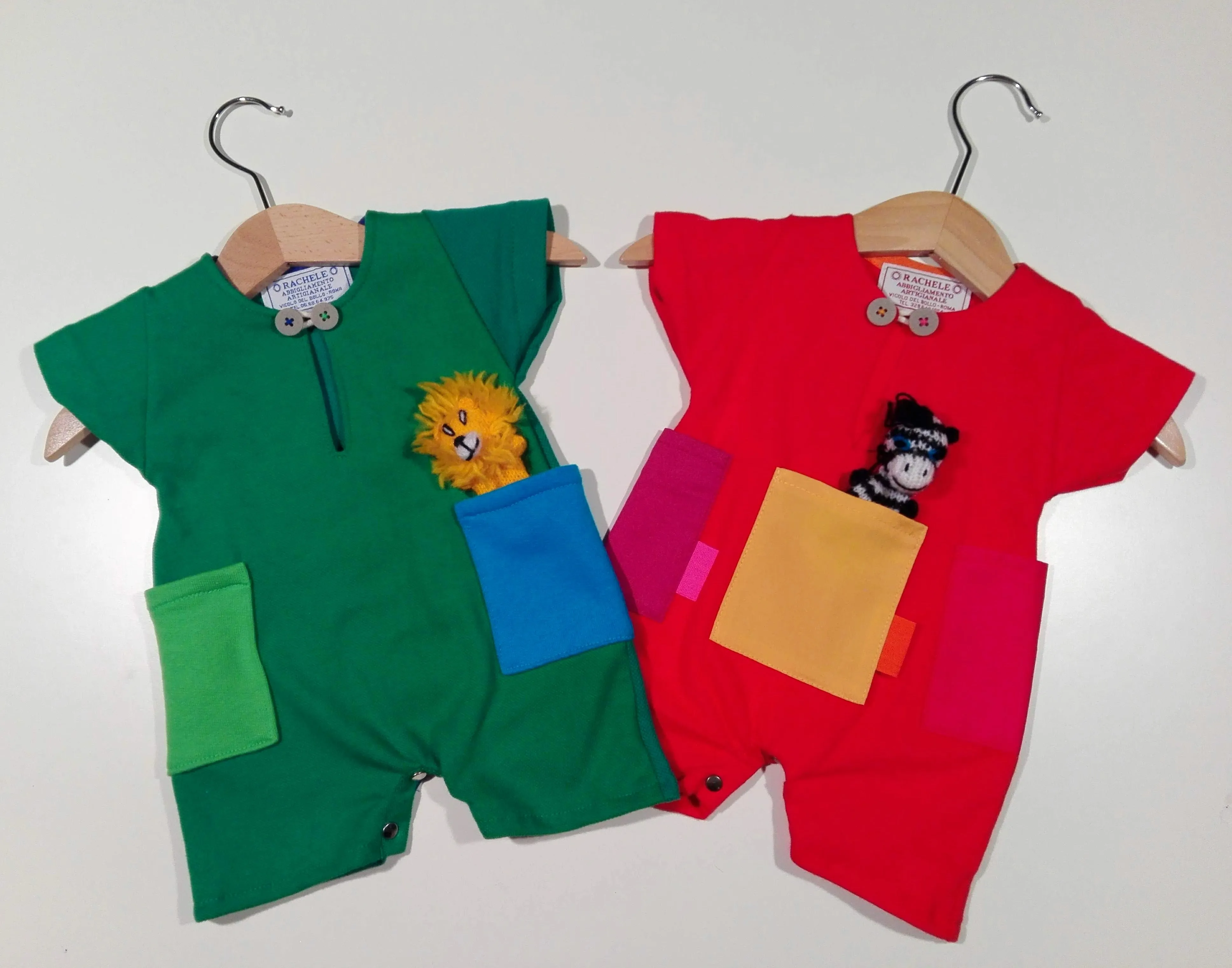 Short onesie in cotton with colored patches