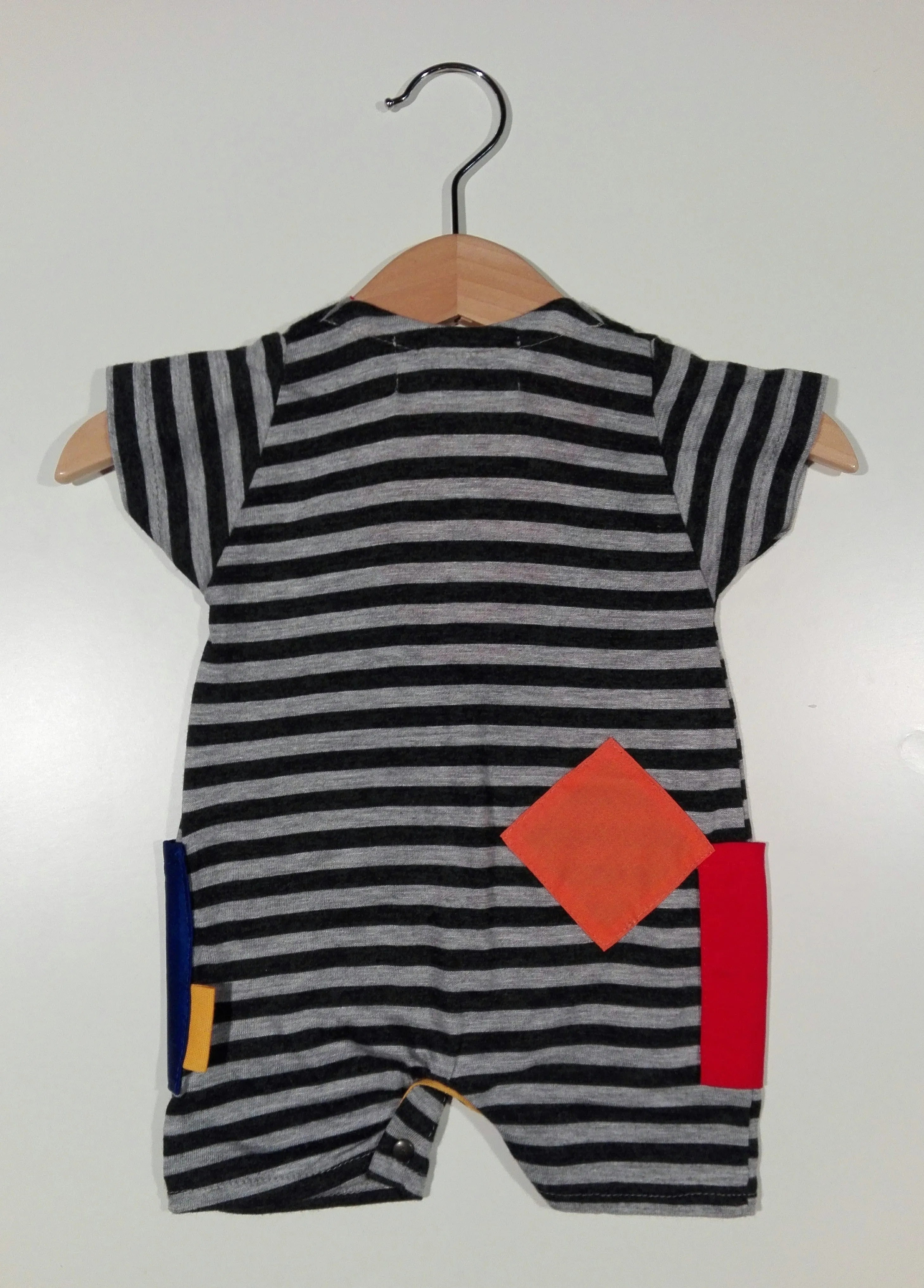 Short onesie in cotton with colored patches