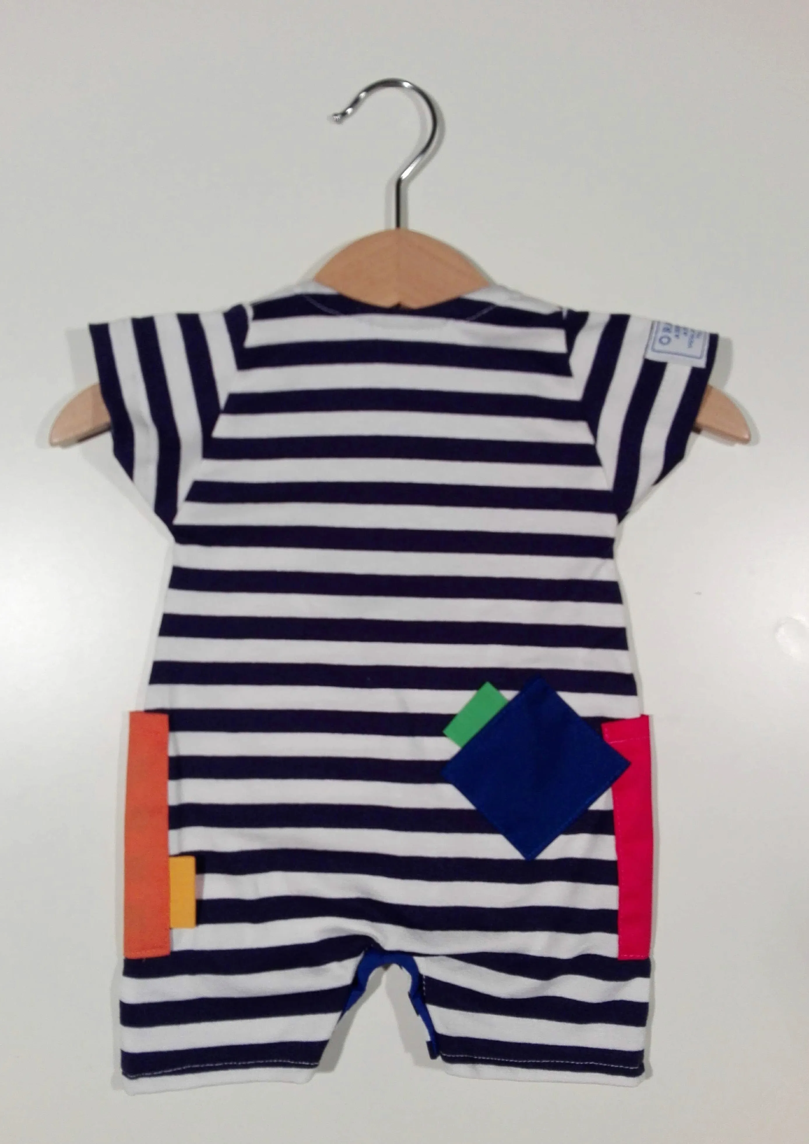 Short onesie in cotton with colored patches