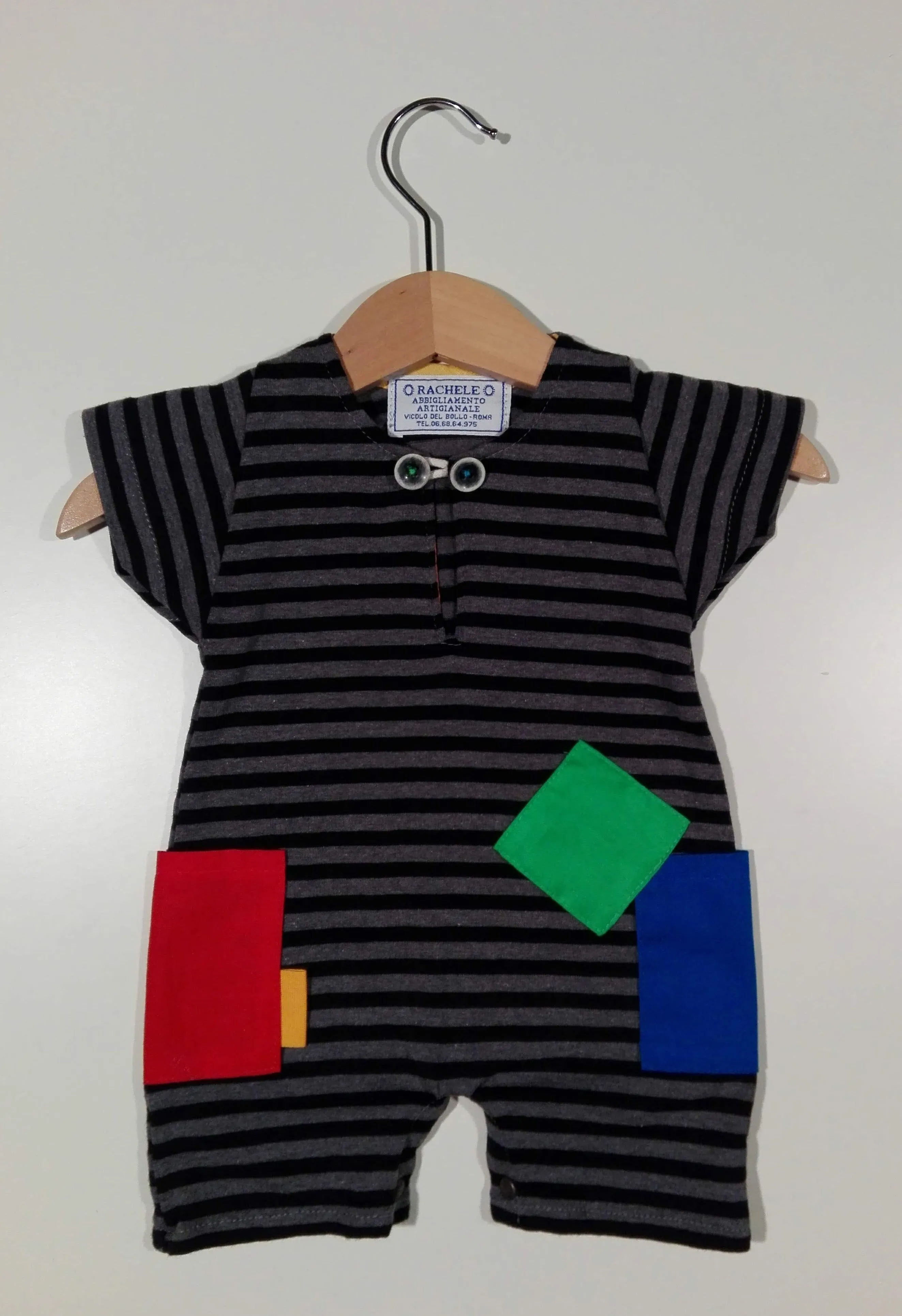 Short onesie in cotton with colored patches